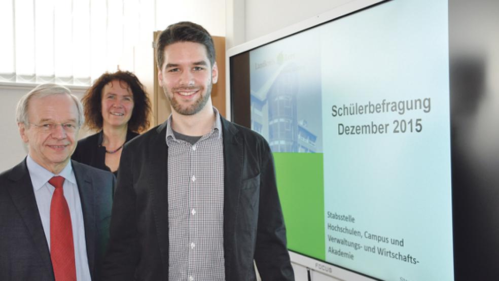 Stellten die Ergebnisse einer groß angelegten Schülerbefragung im Landkreis Leer vor (von links): Bernhard Bramlage (Landrat), Monika Fricke (Leiterin der Stabsstelle Hochschulen, Campus, VWA des Landkreises Leer) und Hauke Möhlmann (Honorarkraft beim Landkreis Leer). © Foto: Boelmann