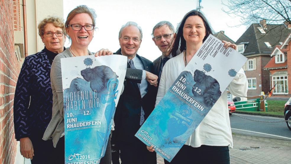 Freuen sich auf den Kirchentag in Rhauderfehn (von links): Präses Hilke Klüver, Geschäftsführerin Marion Steinmeier, Landessuperintendent Dr. Detlef Klahr, Superintendent Gerd Bohlen und Geschäftsführerin Bianca Spekker. Die Geschäftsführerinnen präsentierten gestern die Plakate für den Kirchentag. © Foto: Thorweger