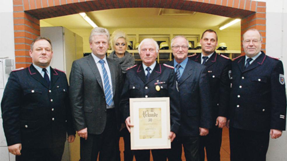 Seit 50 Jahren ist Gerhard Hoppen (Vierter von links) Mitglied der Ortswehr Holthusen. Zum Jubiläum gratulierten (von links) Ortsbrandmeister Harald Schmehl, Bürgermeister Ludwig Sonnenberg, Christiane Doorenbos (Ordnungsamt Stadt Weener), Ortsvorsteher Gerrit Dreesmann sowie Stadtbrandmeister Jörg Fisser und sein Stellvertreter Gerhard Kuper. Auf dem Foto fehlt Ernst Berends von der Kreisfeuerwehr. © Foto: Kuper