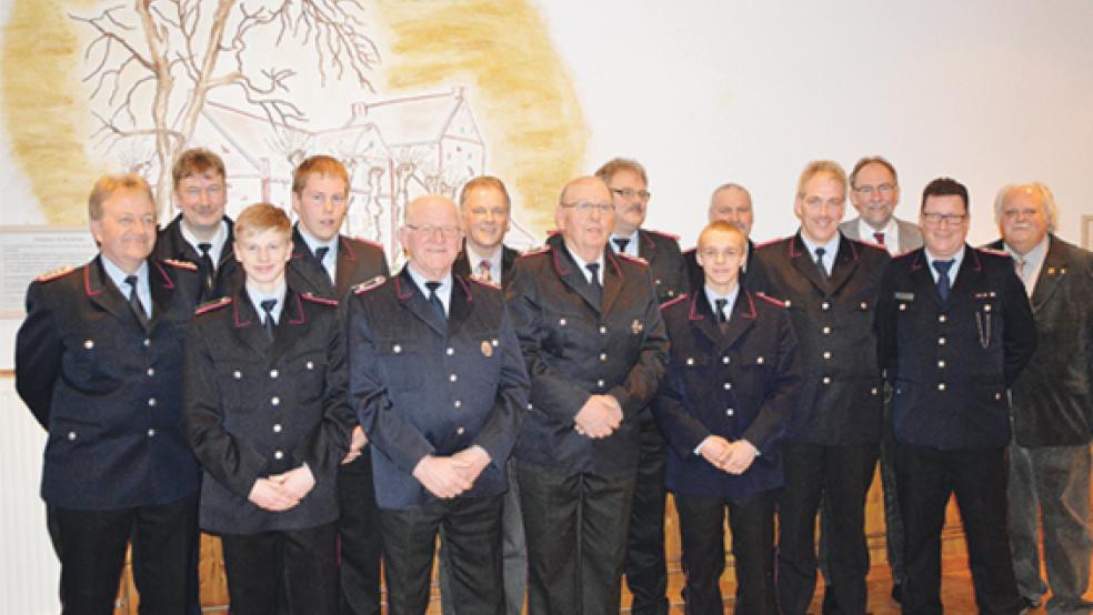 Die Geehrten, Ernannten und Beförderten der Freiwilligen Feuerwehr Bunderhee und ihre Gäste: (von links) Helmut Steinfelder, Kreisabschnittsleiter Ernst Behrends, Hartwig van Lessen, Martin Beekmann, Hilko Leemhuis, Bürgermeister Gerald Sap, Heinz Bross, Gemeindebrandmeister Ingfried Battermann, Tobias Klebe, stellvertretender Gemeindebrandmeister Peter Oltmanns, Tobias Stirler, Fachbereichsleiter Harm Watermülder, Kreisbrandschutzerzieher Bernd-Dieter Cordes und Feuerwehrausschuss-Vorsitzender Johannes Willms. Auf dem Foto fehlt Ortsvorsteher Ahlrich-Wilhelm Bents. © Foto: Himstedt