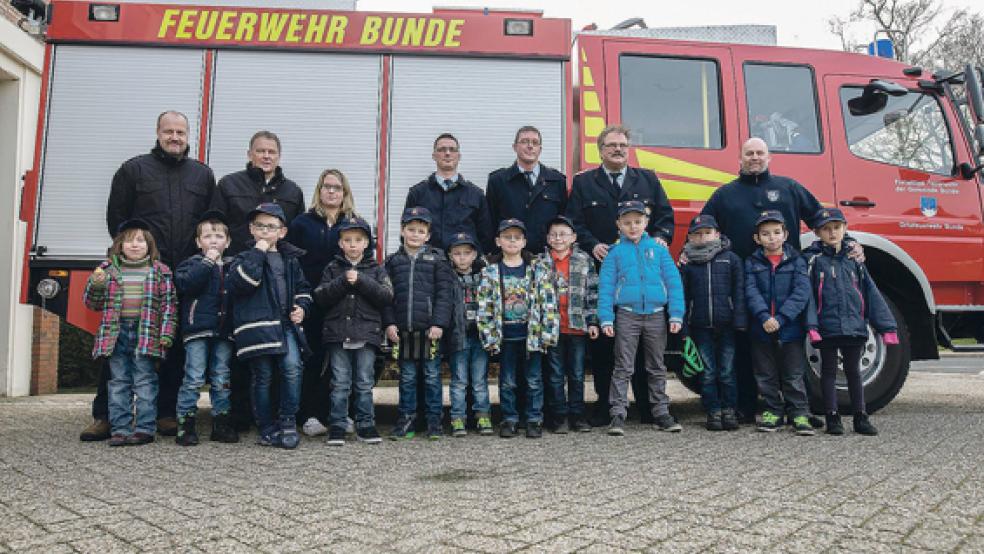 Die »Bunder Feuerwehrdrachen« sind die zehnte Kinderfeuerwehr im Landkreis Leer - und die erste im Rheiderland. Zwölf Kinder waren beim Start dabei, zu dem am Samstag auch Bürgermeister Gerald Sap (obere Reihe, Zweiter von links) ein gutes Gelingen wünschte. Betreut werden die Kinder von Jacqueline Bruser und Stefan Engels. © Foto: Klemmer