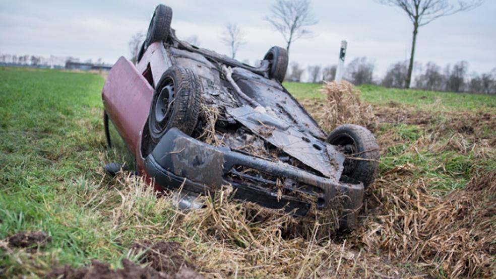 Ersthelfer retteten die Fahrerin dieses Renaults, der kopfüber nach einem Unfall im Graben lag. © Foto: Klemmer