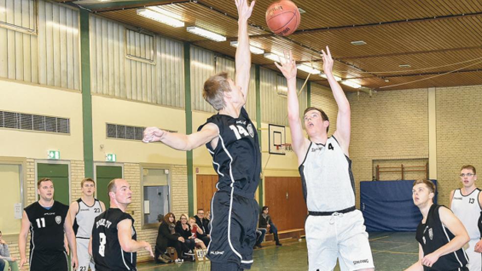 Ein Duell auf Augenhöhe lieferten sich Weener (Martin Luitjens, r.) und Emden. © Foto: Bruins