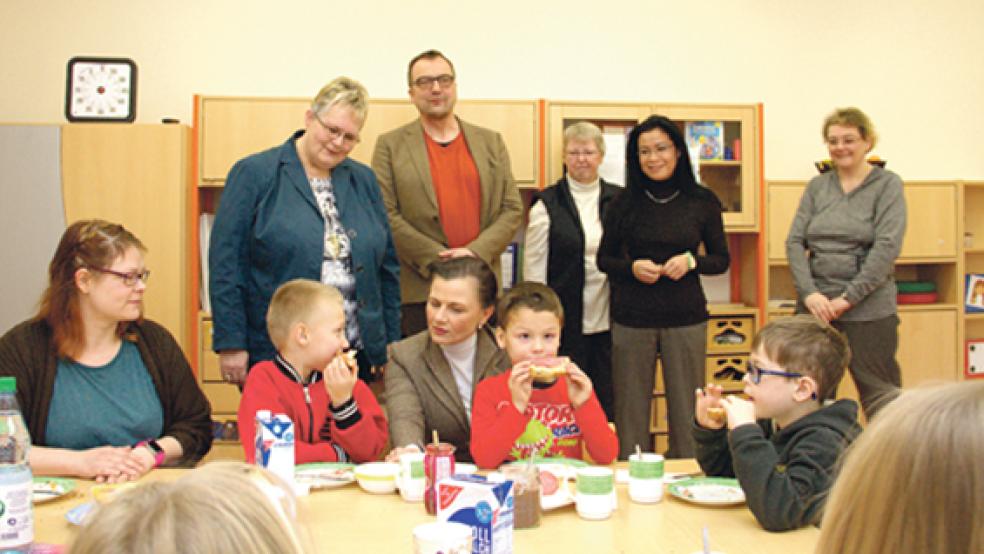 Gitta Connemann, Bundestagsabgeordnete der CDU (Mitte), suchte bei ihrem Besuch auch das Gespräch mit den »Mikado«-Kindern. Hinten von links die CDU-Stadtverbandsvorsitzende Hildegard Hinderks, Heiko Höfelmann, Abteilungsleiter des Kinder- und Jugendbereiches der Lebenshilfe, sowie Ingrid Aldag, Unakun Pleis und Barbara Anders vom Stadtverband der CDU. © Foto: privat