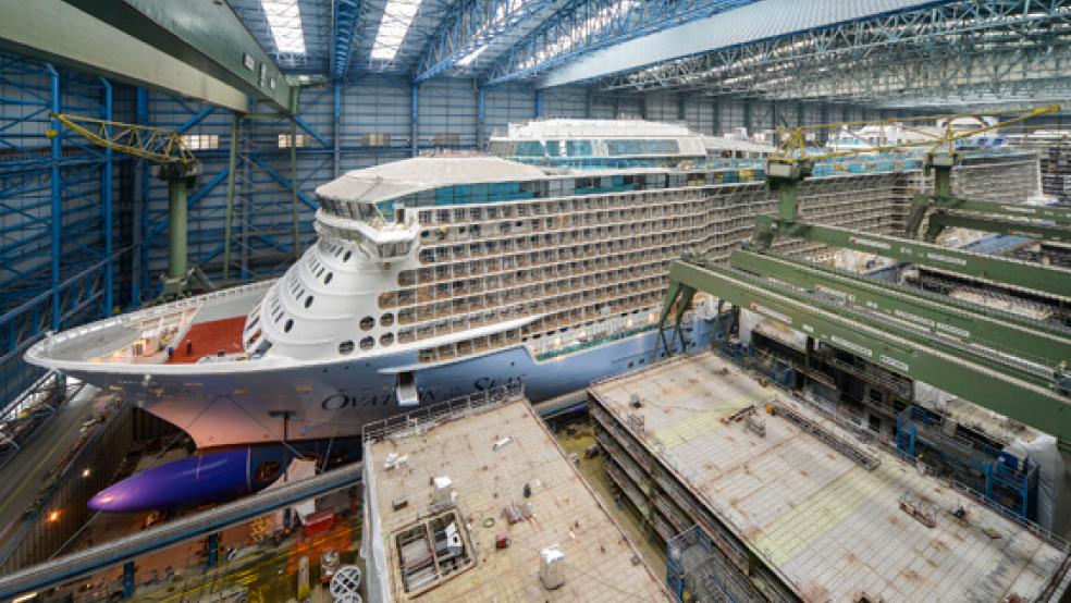 Die »Ovation of the Seas« soll am Donnerstag das überdachte Baudock II der Meyer Werft verlassen. © Foto: Meyer Werft