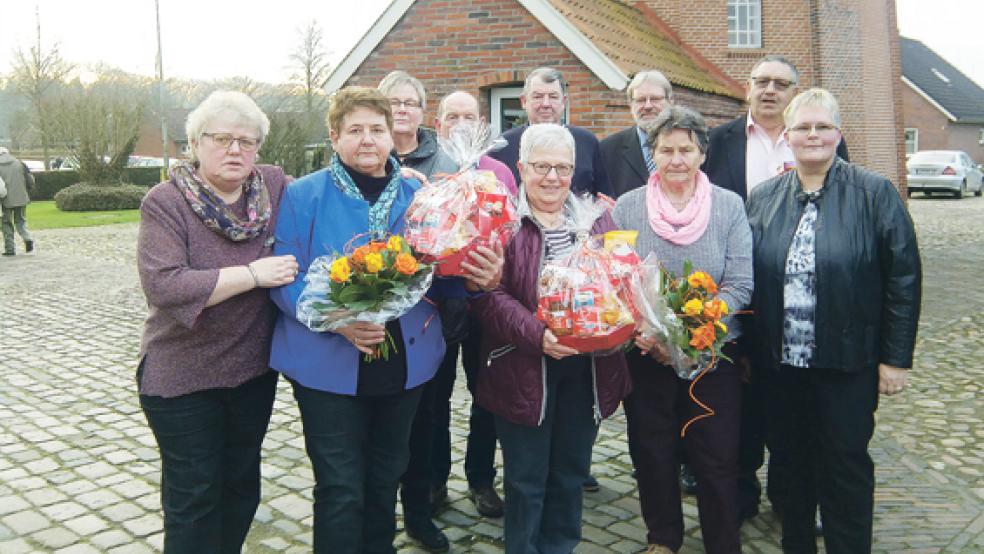 Die Aktiven des Sozialverbandes Weener-Jemgum: (vordere Reihe) Stinette van Essen (Schriftführerin), Alide Kuper, Helga Armgard, Antine Yzer (Frauensprecherin) und Hildegard Hinderks (Vorsitzende). Hintere Reihe: Beate Snater (stellvertretende Vorsitzende), Dieter Armgard (Beisitzer), Gebhard Meyer (geehrt für zehn Jahre Mitgliedschaft), Hinrich Weerts (stellvertretender Kreisvorsitzender) und Helmut Hinderks (Schatzmeister und für zehn Jahre Mitgliedschaft geehrt).  © Foto: privat