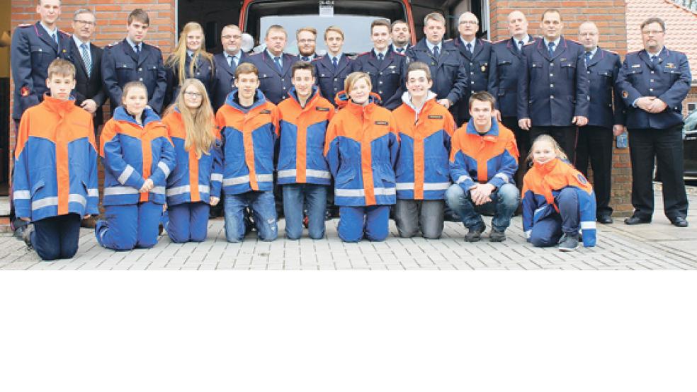 Die Jugendfeuerwehr Stapelmoor mit ihren Gästen und Betreuern. Von links: Jugendfeuerwehrwart Thorsten Duismann, der stellvertretende Bürgermeister Helmut Geuken, Jugendfeuerwehrwart Dennis Modder und die stellvertretende Jugendfeuerwehrwartin Pia Hassler. Von rechts: Günter Haase von der Kreisfeuerwehr, der stellvertretende Stadtbrandmeister Gerhard Kuper, Stadtbrandmeister Jörg Fisser, Stadtjugendfeuerwehrwart Ewald Freese, der stellvertretende Ortsbrandmeister Enno Nagel und der bisherige Ortsbrandmeister Okko Duismann. © Foto: Feuerwehr/Rand