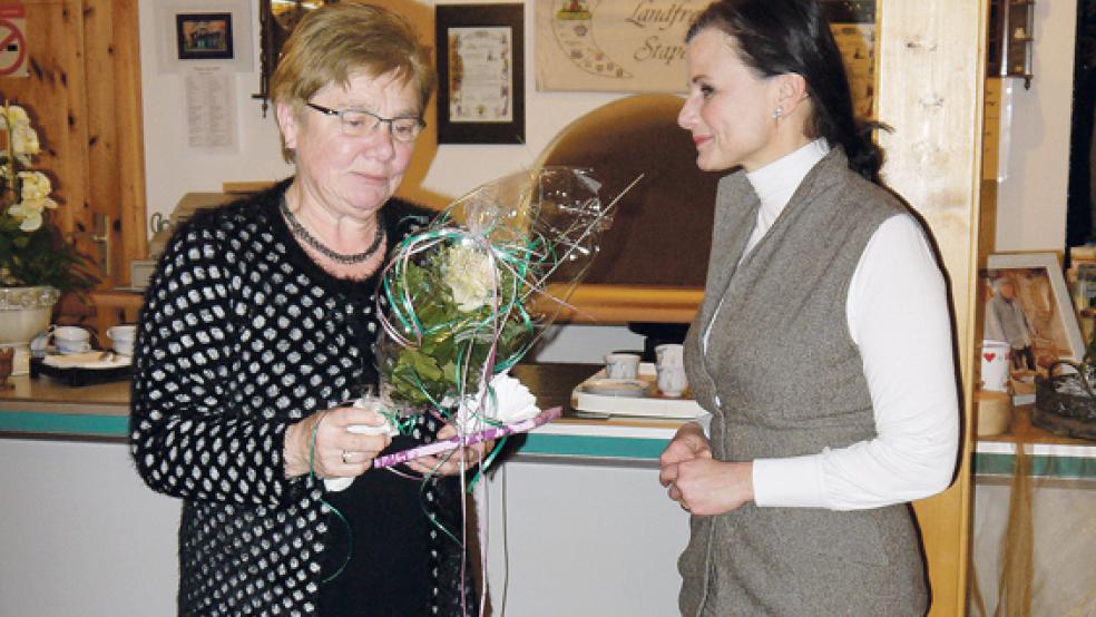 Die Landfrauen-Vorsitzende Else Siemons bedankte sich bei der CDU-Bundestagsabgeordneten Gitta Connemann für ihren Vortrag über Lebensmittelkennzeichnungen. © Foto: privat