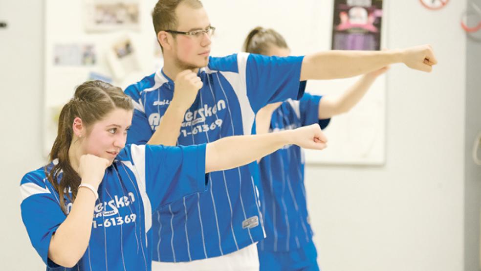 Diese Linke sitzt: Beim Boxtraining lernten die Möhlenwarfer auch einiges über die richtige Technik. © Fotos: Mentrup