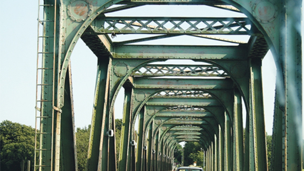 Die Eisenbahnbrücke bei Lindaunis. Hier will die Bahn 46 Millionen Euro in einen Neubau investieren, der in vier Jahren fertig sein soll - inklusive Autospur und Bahngleis. © Foto: Wikipedia