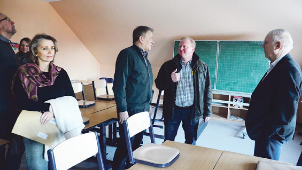 Zustimmung fanden die Umbaumaßnahmen an der Grundschule Dollart bei der gemeinsamen Begehung bei allen Beteiligten. © Foto: de Winter