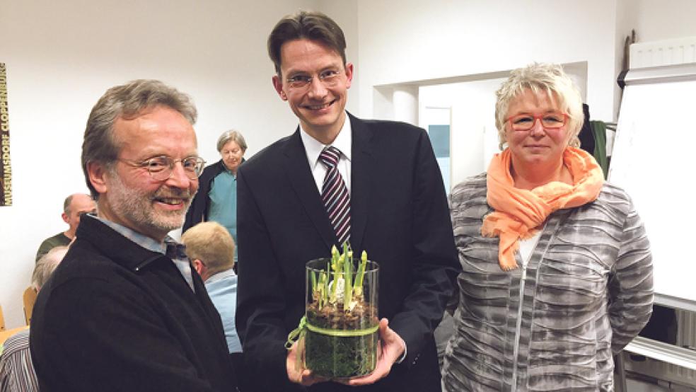 Die Grünen schicken ihren Landrats-Kandidaten in Rennen: Tammo Lengern (rechts) wurde einstimmig nominiert. Lutz Drewniok aus Weener gratuliert. © Foto: Koenen