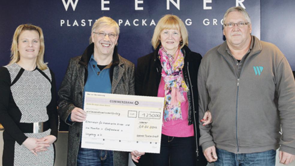 Freude über die großzügige Spende: (von links) Melanie Middag (Weener Plastik), Dieter Seemann und Agnes Kramer (Elternverein für krebskranke Kinder und ihre Familien) sowie Werner Winterboer (Weener Plastik). © Foto: privat