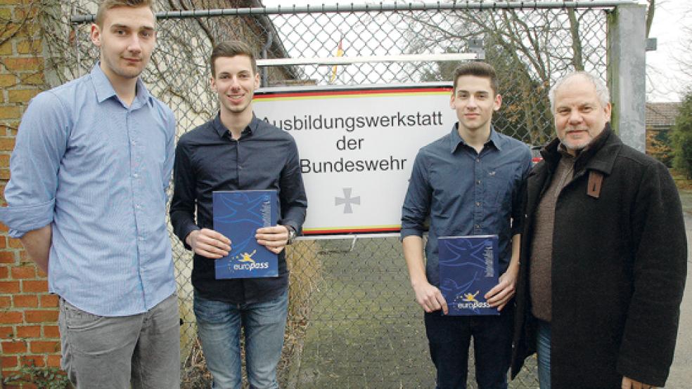 Nach dem Auslandspraktikum in England freuen sich (von links) die angehenden Elektroniker für Geräte und Systeme Gerrit Janssen aus Oldersum, Thilo Steinbach aus Jheringsfehn und Steffen Feldmann aus Veenhusen mit ABW-Leiter Uwe Neessen über das »Europass«-Zertifikat. Auf dem Bild fehlt Jelte Dreyer aus Warsingsfehn. © Foto: Szyska