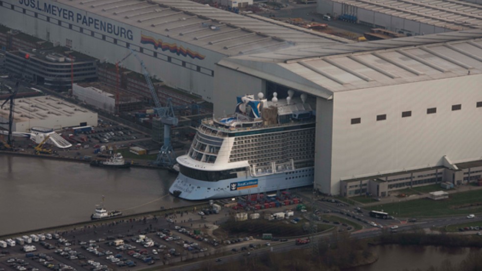 Nach dem Ausdocken der »Ovation of the Seas« wurden gestern im Werfthafen in Papenburg die Schornsteinverkleidung und die Aussichtsgondel montiert. © Foto: Klemmer