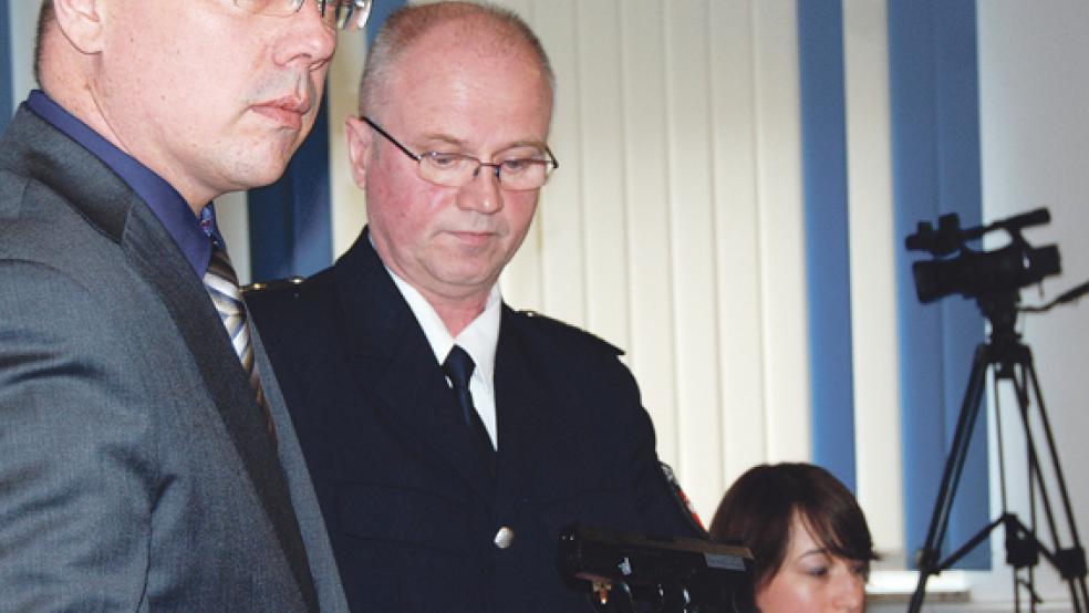 Täuschend echt - und echt: Stephan Bohlken (links) präsentiert eine Softair-Waffe, Johannes Lind eine echte Polizeidienstwaffe. Auf den ersten Blick ist kaum zu erkennen, welche der beiden Waffen echt ist. © Foto: Hoegen