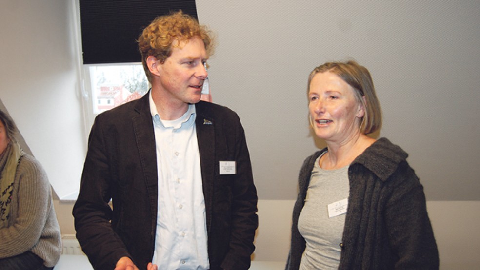 Im Gespräch: NABU-Landesvorsitzender Holger Buschmann mit Agnes Ratering, Vorsitzende des NABU Rheiderland. © Foto: Hoegen