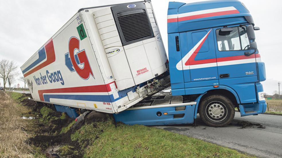 Der Sattelzug fuhr sich in der Berme fest und verkeilte sich. © Foto: Klemmer