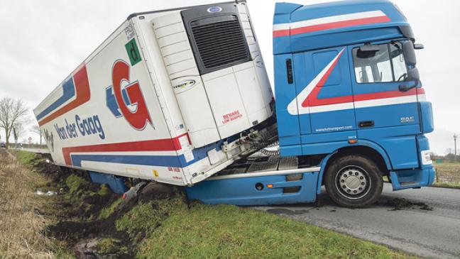 Sattelzug kommt von der Straße ab