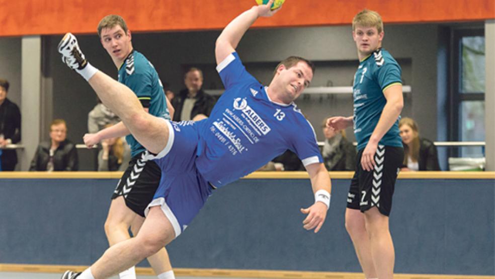 Zu wenig kam von Holthusens Handballern, um gegen den VfL Rastede zu bestehen. Nur 18 Tore hatten die Rheiderländer um Marcus Wilken (Mitte) am Ende auf der Habenseite. © Foto: Mentrup