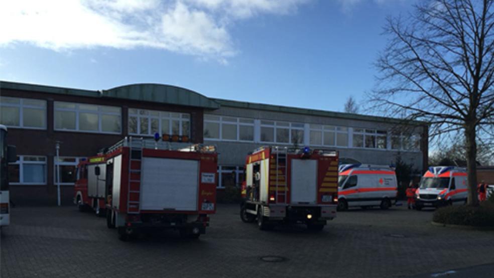 Die Leitstelle löste einen Großalarm für den Rettungsdienst aus und alarmierte die Feuerwehr. Die Einsatzkräfte räumten aus Sicherheitsgründen das gesamte Schulgebäude am Birkhahnweg in Veenhusen. © Foto: Feuerwehr