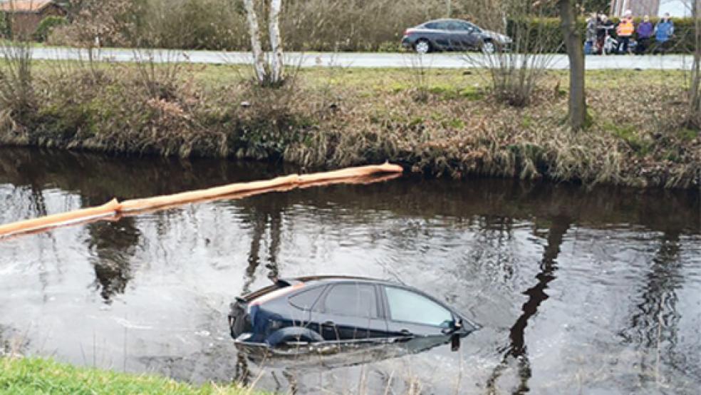 Aus dem Nordgeorgsfehnkanal in Neudorf (Uplengen) musste am Dienstagmittag ein Auto geborgen werden. © Foto: Feuerwehr