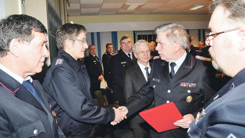 Sven Friebel aus Ditzum (2. von links) ist vom stellvertretenden Landesjugendfeuerwehrwart Martin Schilling (2. von rechts) auf dem Kreisjugendfeuerwehrtag in Leer mit der Floriansmedaille ausgezeichnet worden. Johann Kruminga aus Holte (links) wurde mit dem Ehrenzeichen der Niedersächsischen Jugendfeuerwehr geehrt. Rechts ist Bild steht Kreisjugendfeuerwehrwart Günter Haase.  © Foto: Wolters