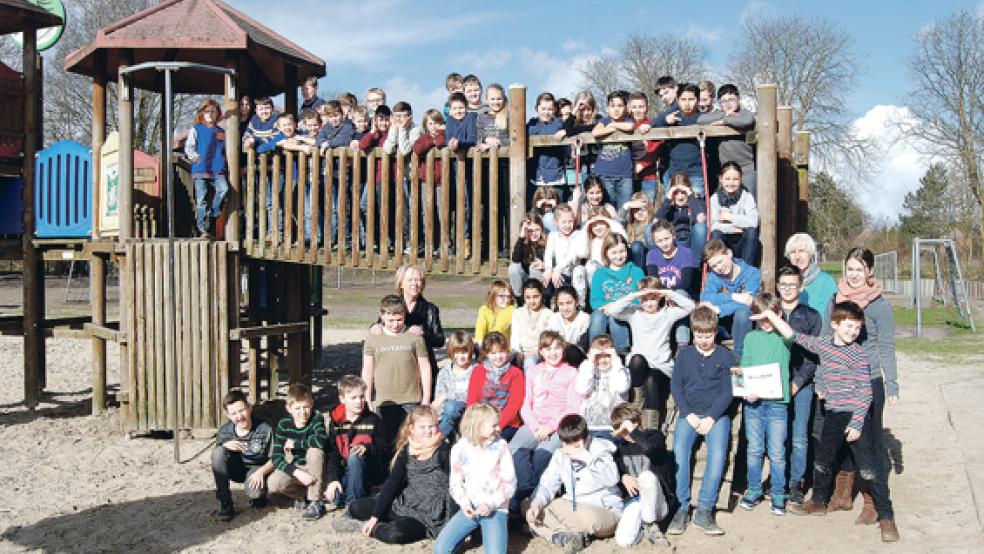 Nach dem spannenden Kino-Vormittag stellten sich die Schülerinnen und Schüler der drei vierten Klassen der Grundschule Weener auf dem Schulhof gemeinsam zum Erinnerungsfoto auf. © Foto: Hoegen