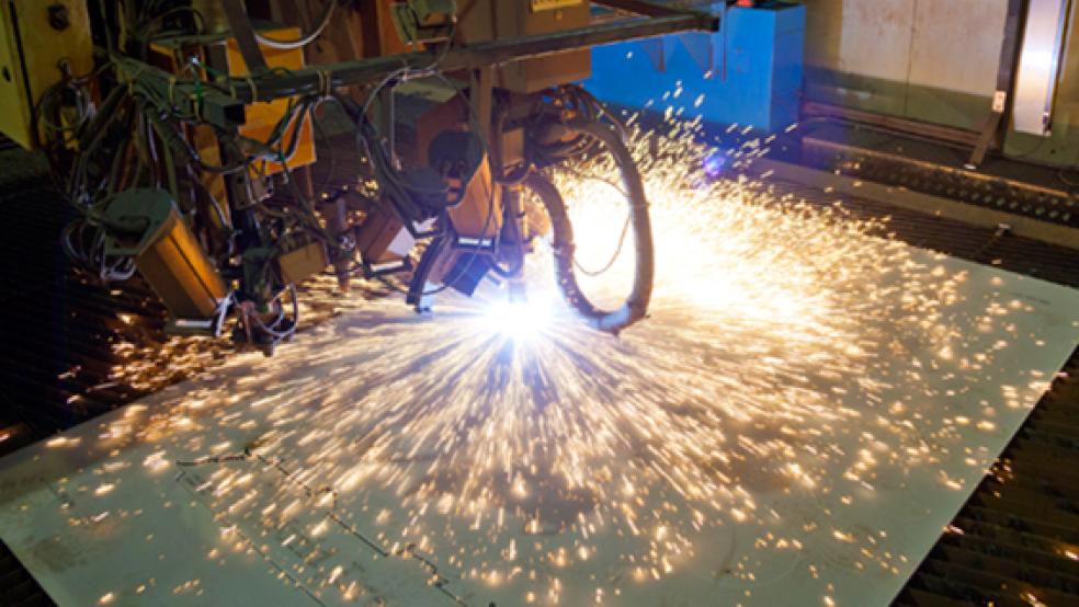 Die Papenburger Meyer Werft beginnt mit dem Bau der »World Dream«. Der Brennstart der ersten Stahlplatte ist im Laserzentrum erfolgt.  © Foto: Meyer Werft 