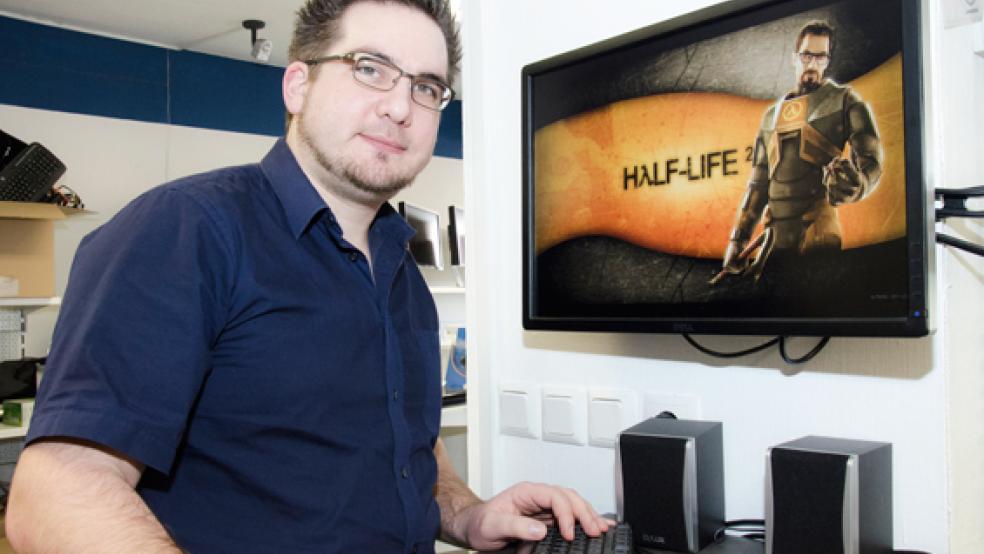 Gewappnet für den Kampf im Netz: Christian Hainke freut sich auf möglichst viele Teilnehmer bei der LAN-Party in Bunde. © Foto: Hanken