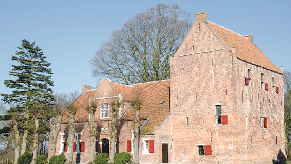 Hingucker Häuptlingsburg: Durch die Umgestaltung des Umfeldes steht das Steinhaus in Bunderhee jetzt an exponierter Stelle. Die Ostfriesische Landschaft hat im Rahmen ihres Kulturprogramms drei Veranstaltungen für dieses Jahr dort angesetzt.  © Foto: Hanken