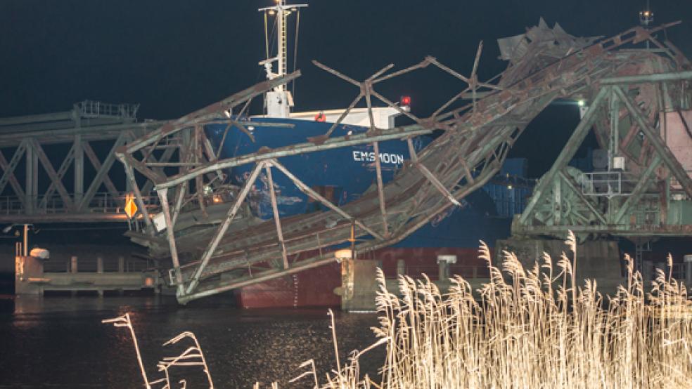 Ein Bild der Verwüstung bot sich nach der Kollision der »Emsmoon« mit der Friesenbrücke in Weener am Abend des 3. Dezember 2015. © Foto: Mentrup