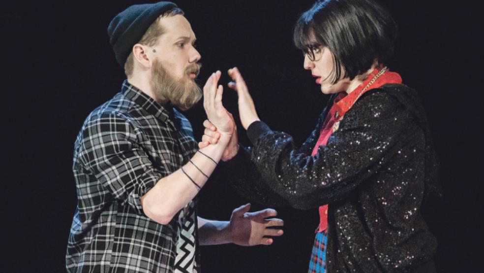 Ein_Sommernachtstraum: Die Landesbühne führt diesen Shakespeare-Klassiker am 4. März in Weener auf. Im Bild eine Szene mit Demetrius (Till Alexander Lang) und Hermia (Alina Müller). © Foto: Landesbühne