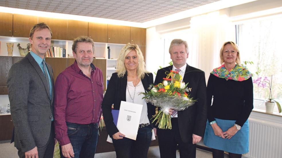 Hilde Willems bei ihrer Ehrung anlässlich ihres Dienstjubiläums. Von links Hermann Welp, Robert Sonnenberg, die Jubilarin, Bürgermeister Ludwig Sonnenberg und Angelika Janßen-Harms. © Foto: Stadt Weener