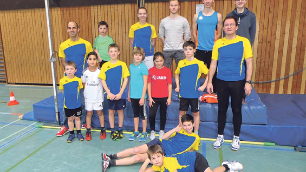 Die Leichtathleten des TuS Weener: Stefan Duitsmann, Thees Koenen, Wemke de Vries, Henning Kruse, Torben Veenhuis, Hauke Janssen (oben, von links), Veit Duitsann, Elias Moustafa, Mauritz Jürrens, Hanna Sonnenberg, Maya Kolthoff, Jonas Koenen Thomas Knoche (unten, von links) sowie Max Kolthoff und Leif Duitsmann (liegend, von links). © Foto: privat