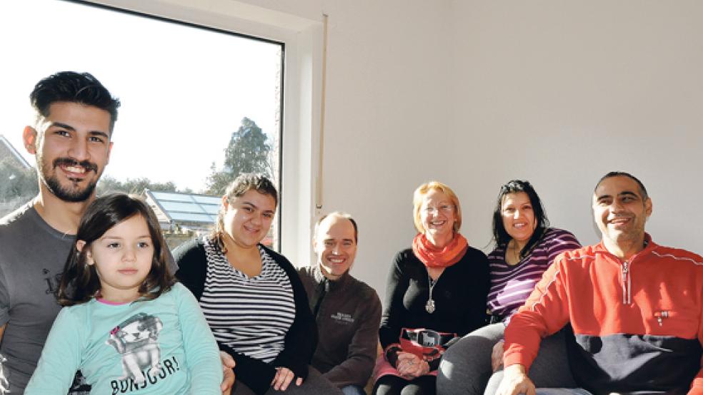 Fühlen sich in Weener wohl (von links): Malek, Lana, Lara Alali sowie ihre Eltern Mona und Bassam Alali. Matthias Bokelmann vom »Patennetzwerk« (4. von links) und Jugendpflegerin Angelika Janssen-Harms (3. von rechts) stehen der Familie aus Syrien mit Rat und Tat zur Seite.  © Foto: Boelmann