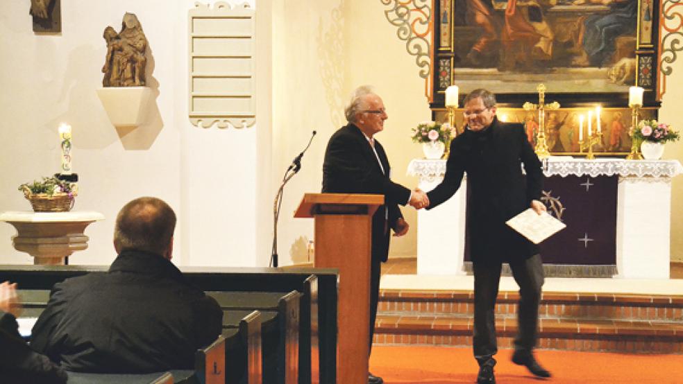 Helmut Collmann (links) bedankte sich bei Musikwissenschaftler Prof. Jochen Arnold, der auf dem Kirchenkreistag in Potshausen einen Vortrag unter dem Motto »Mit Lust singen und sagen« gehalten hat.  © Foto: privat