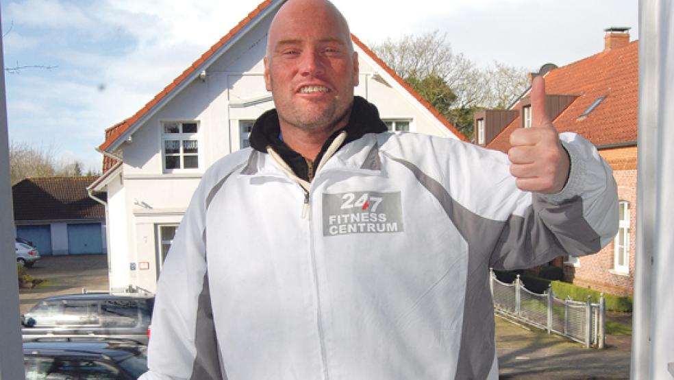 Daumen hoch für Weener: Ron Haans kehrt in die Stadt zurück und eröffnet zum 1. März sein »24/7 Fitness Centrum Ron Haans« an der Friesenstraße. © Foto: Hoegen