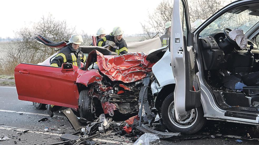 Feuerwehrleute bei Bergungsarbeiten in den völlig verkeilten Fahrzeugwracks. Ein 36-jähriger Leeraner verstarb an der Unfallstelle. © Foto: Wolters