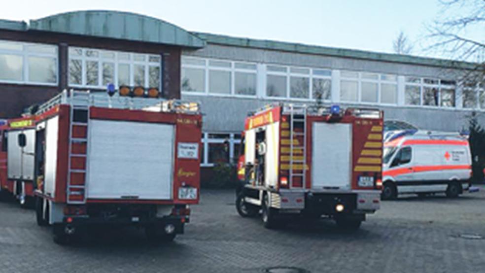 Ein unbekannter Gasgeruch sorgte am Dienstag für eine Evakuierung der Freien Christlichen Schule in Veenhusen. Jetzt ist die Ursache geklärt: Eine Schülerin hatte Pfefferspray versprüht. © Foto: D. Janßen/Feuerwehrt