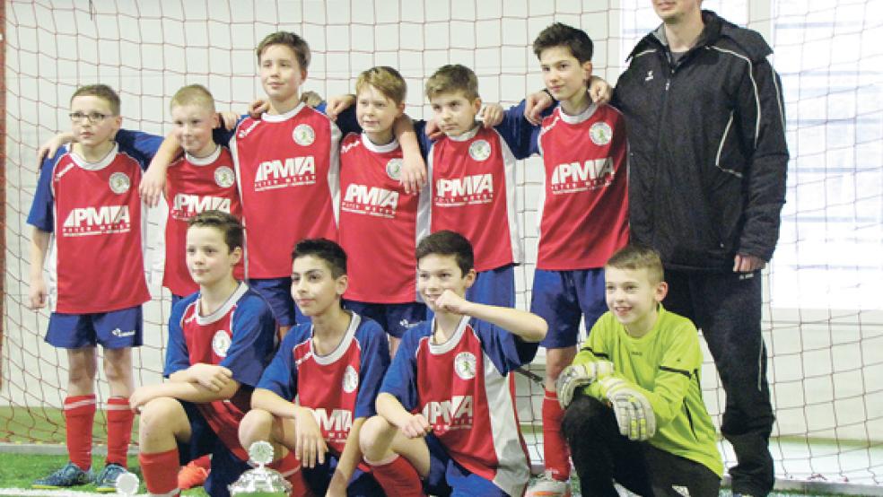 Die D-Jugend-Fußballer des JFV Oberrheiderland: Jannik Schmidt, Hanno Woltermann, Jannes Köller, Thede Frei, Nick ter Hark, Felix Lange und Trainer Thomas Busemann (stehend, von links) sowie Joel Duppke, Mohammed Shakir, Max Kolthoff, Leon Brunzel (kniend, von links). © Foto: privat