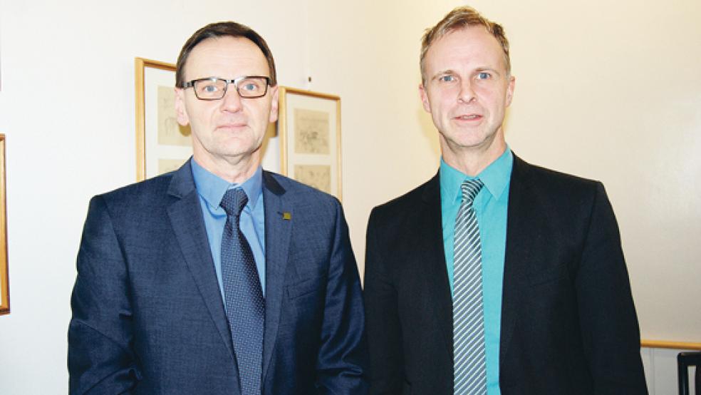 Dieter Krott, Geschäftsführer der Bezirksstelle Aurich der KV, wurde als Referent vom Ersten Stadtrat Hermann Welp (rechts) am Donnerstag im Rathaus begrüßt © Foto: Hoegen