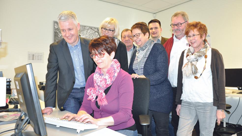 Schauten Petra Diddens (sitzend) bei ihrer Arbeit im Unternehmen »mikrofilm bunde« über die Schulter: Matthias Groote, Ingrid Helmts-Appel, Herbert Folten, Karin Mertens, Uwe Sap, Karl Volkhusen und Thea Bültener (von links).  © Foto: Boelmann