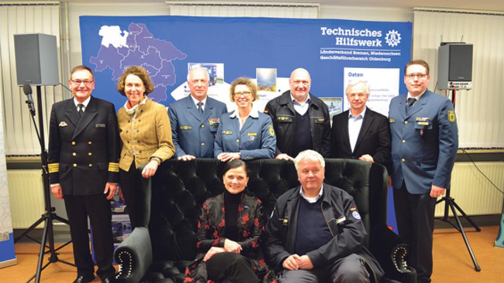 Sprachen in Leer über die Arbeit des THW: Gitta Connemann und Albrecht Broemme (sitzend) sowie Dr. Möllmann (Kommandeur Kommando SES, Bundeswehr), Beatrix Kühl (Bürgermeisterin St. Leer), Rolf Bartsch (THW-Geschäftsführer Oldenburg), Sabine Lackner (THW-Landesbeauftragte Bremen/Niedersachsen), Ralph Dunger (ehem. Landesbeauftragter), Bernhard Bramlage (Landrat Landkreis Leer) und Stefan Sandstede (THW-Ortsbeauftragter Leer). © Foto: THW 