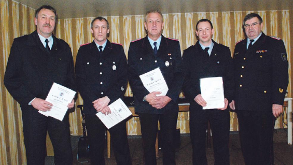 Vier Feuerwehrmänner aus dem Rheiderland wurden befördert (von links): Gemeindebrandmeister Jan Hilbrands (Jemgum) und Stadtbrandmeister Jan Doosje (Bingum/Leer) zum Ersten Hauptbrandmeister, von der Feuerwehr Weener Zugführer Helmut Erfkamp zum Oberbrandmeister und Ortsbrandmeister Thomas Kempen (Dollart) zum Brandmeister.  © Foto: Kuper