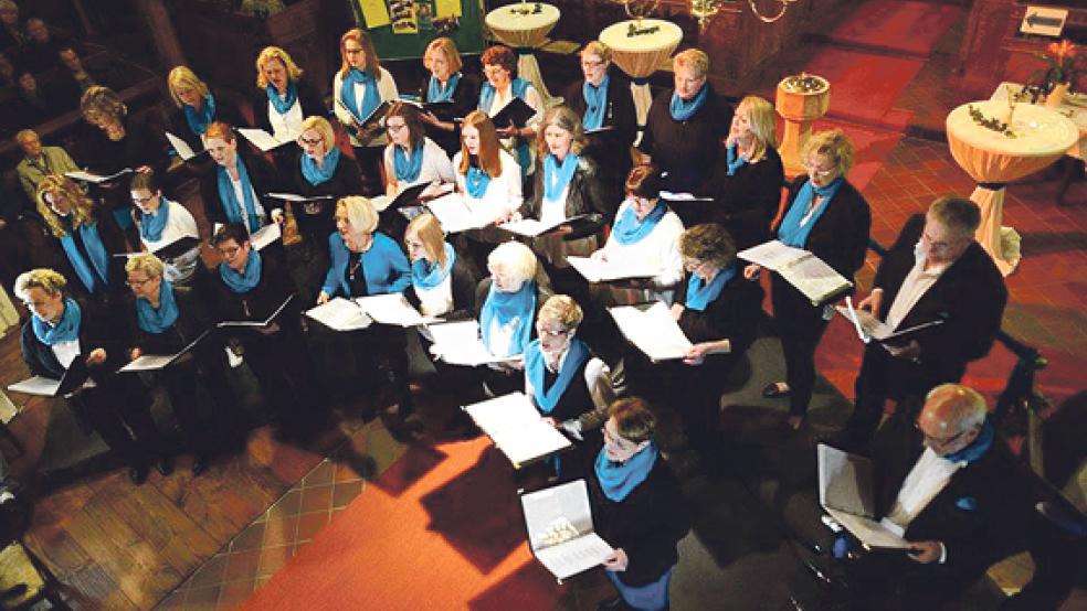 Die Sänger und Sängerinnen hatten wochenlang für das silberne Chor-Jubiläum geprobt. Belohnt wurden sie mit einer vollbesetzten Kirche und viel Applaus des Publikums. © Fotos: Klemmer