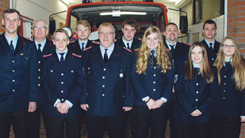 Wahlen, Ernennungen und Beförderungen in Stapelmoor: (von links) Thorsten Duismann (Ortsbrandmeister), Enno Nagel (sein Stellvertreter), Fabian Spekker (Gruppenführer und Hauptfeuerwehrmann), Peter Meyer (stellvertretender Gruppenführer und Hauptfeuerwehrmann), Joachim Broß (Schriftführer), Dennis Modder (Jugendfeuerwehrwart und Hauptfeuerwehrmann), Pia Hassler (stellvertretende Jugendfeuerwehrwartin), Siegfried Buttjes (Hauptfeuerwehrmann), Natalie Lenk, Dominik Woltermann und Verena Luitjens (Feuerwehrmann/-frau-Anwärter).  © Fotos: Kuper