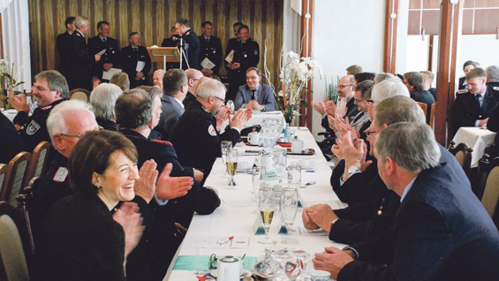 Gelegentlich gibt es auch einen Grund zum Lachen und für Beifall bei der Tagung der »Feuerwehrchefs« aus dem Kreisgebiet. © 