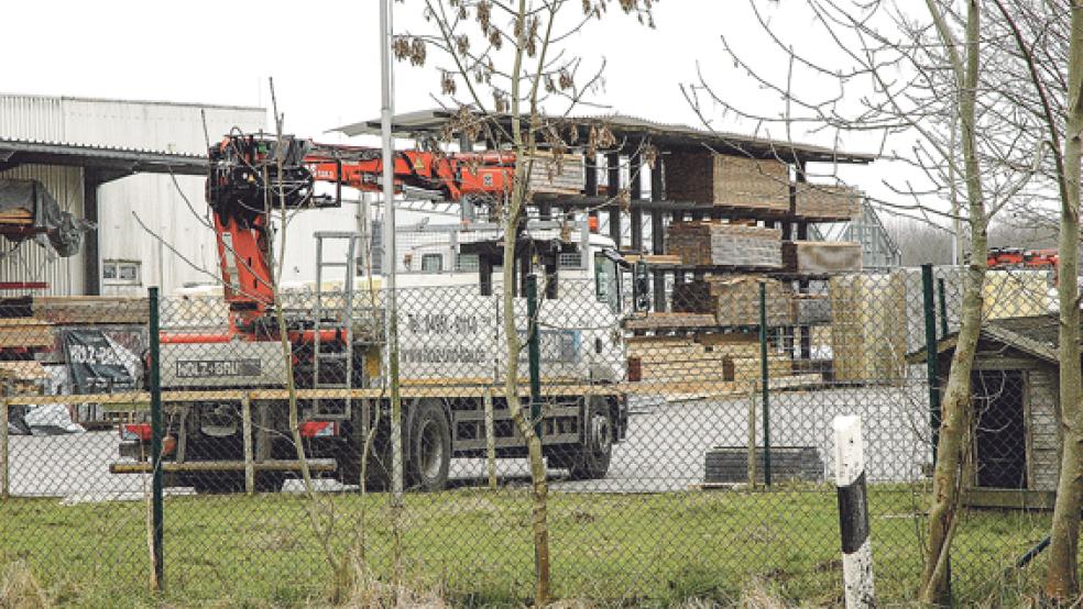 Hinter dem Lager von »Holz und Bau« in Weener befindet sich das rund 4100 Quadratmeter große Grundstück. © Foto: Szyska