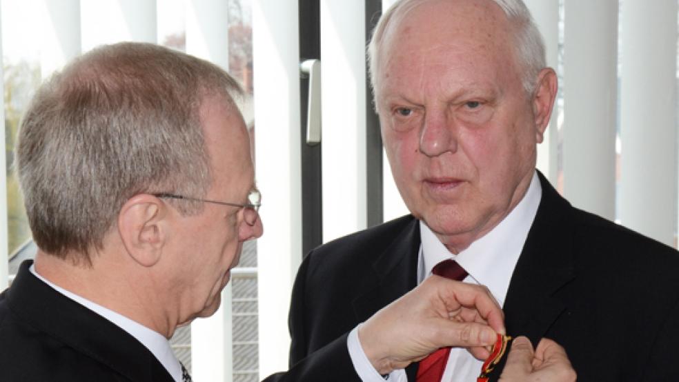 Horst Kuhl wurde im vergangenen Jahr aus den Händen von Landrat Bernhard Bramlage mit dem Bundesverdienstkreuz ausgezeichnet. © Foto: Hanken